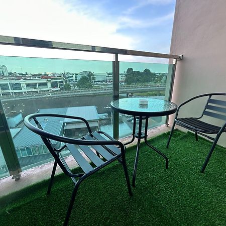 Roxy Apartment Кучинг Экстерьер фото