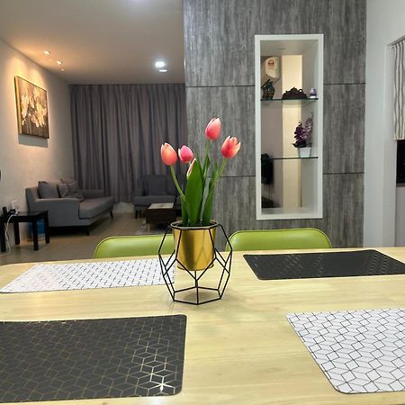 Roxy Apartment Кучинг Экстерьер фото