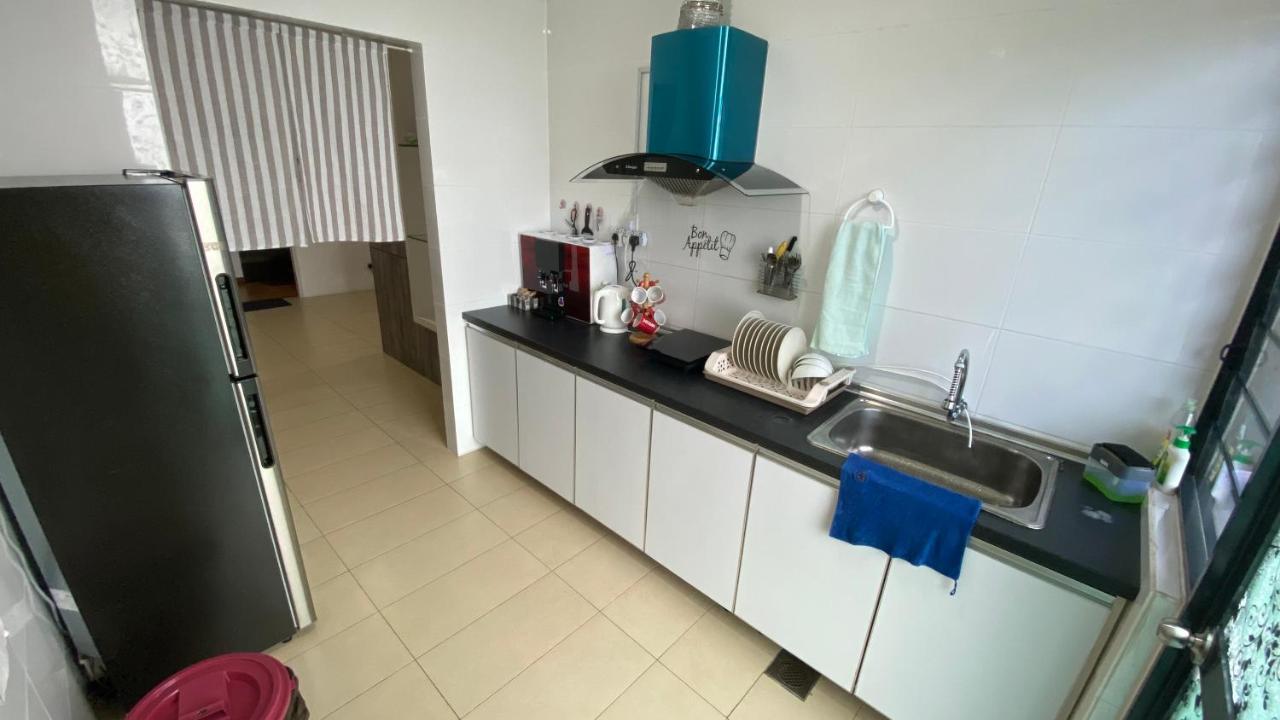 Roxy Apartment Кучинг Экстерьер фото