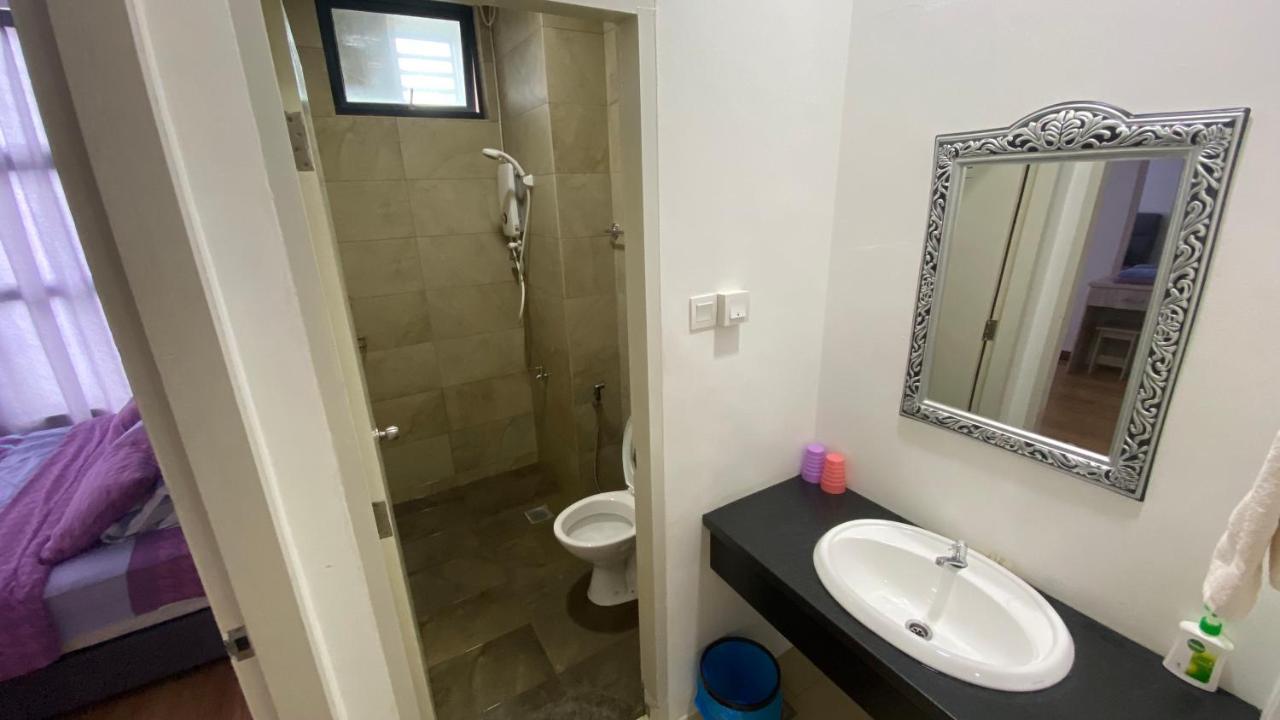 Roxy Apartment Кучинг Экстерьер фото