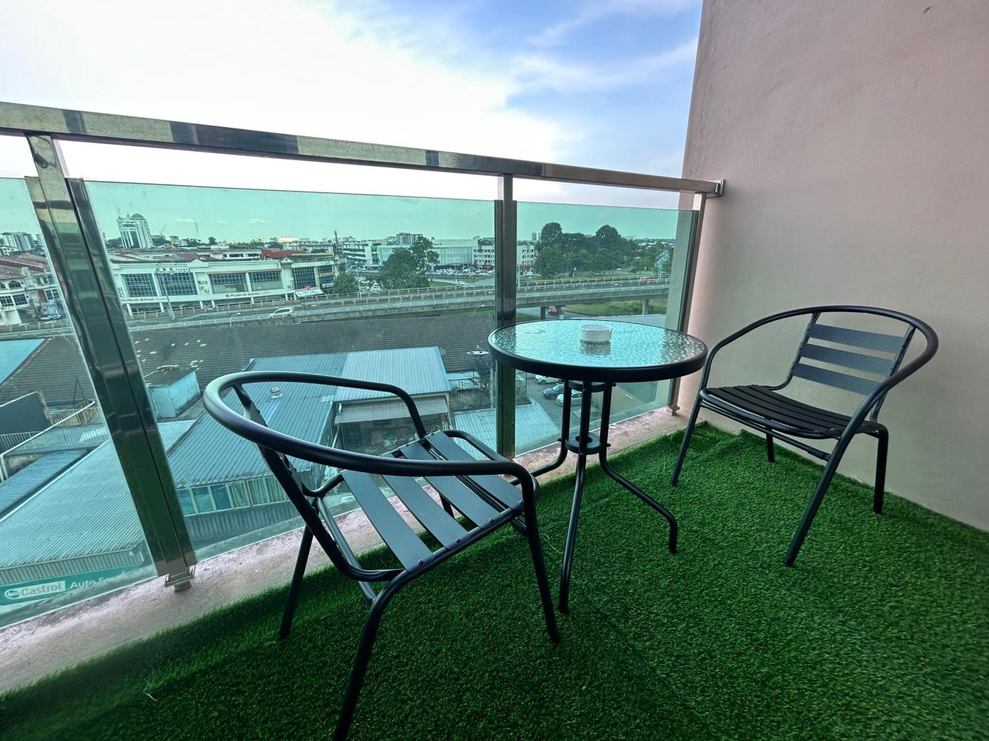 Roxy Apartment Кучинг Экстерьер фото