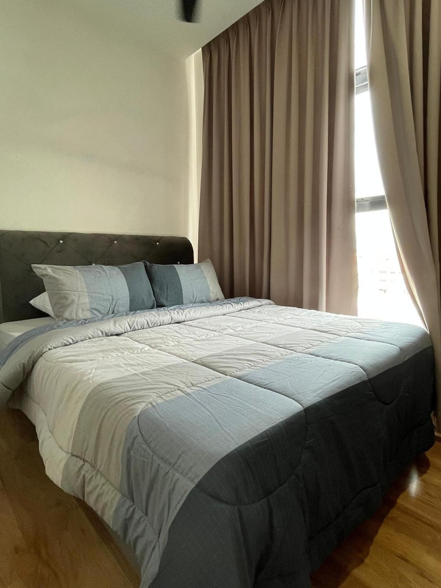 Roxy Apartment Кучинг Экстерьер фото