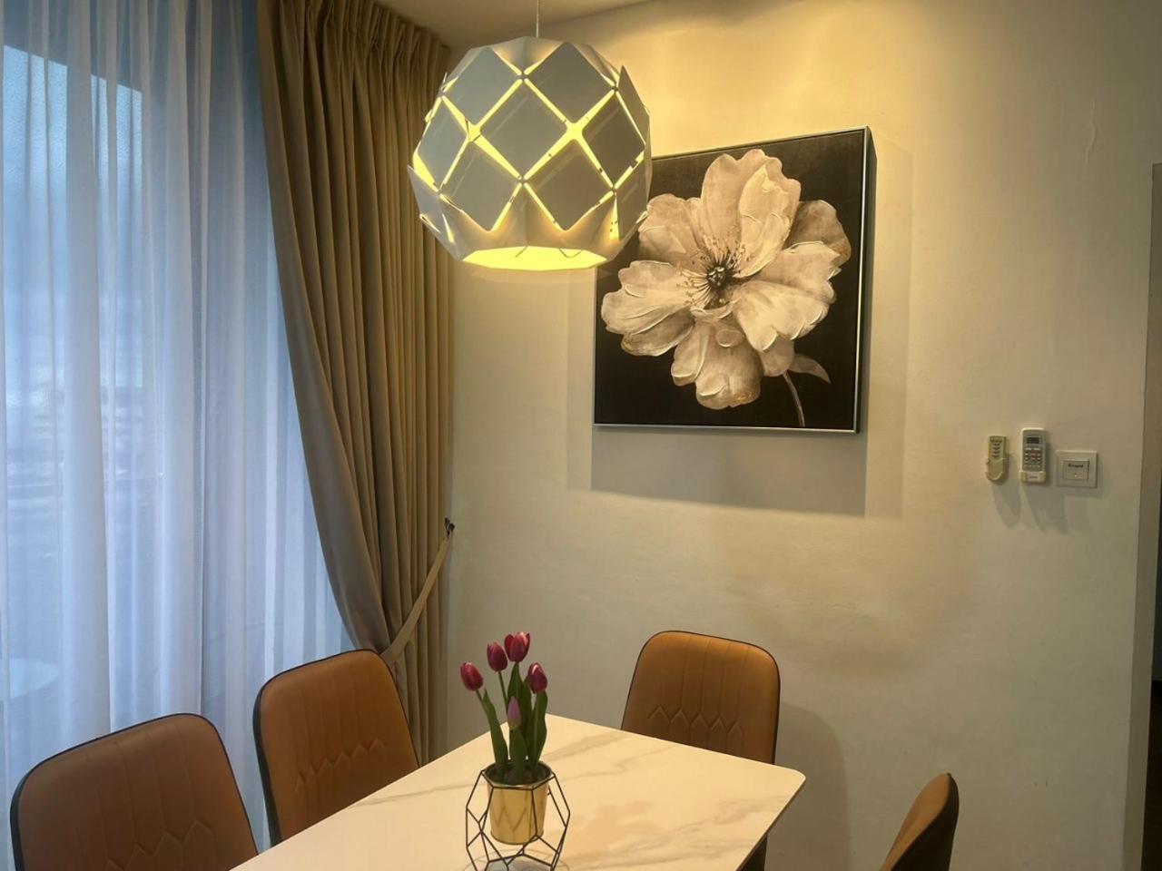 Roxy Apartment Кучинг Экстерьер фото