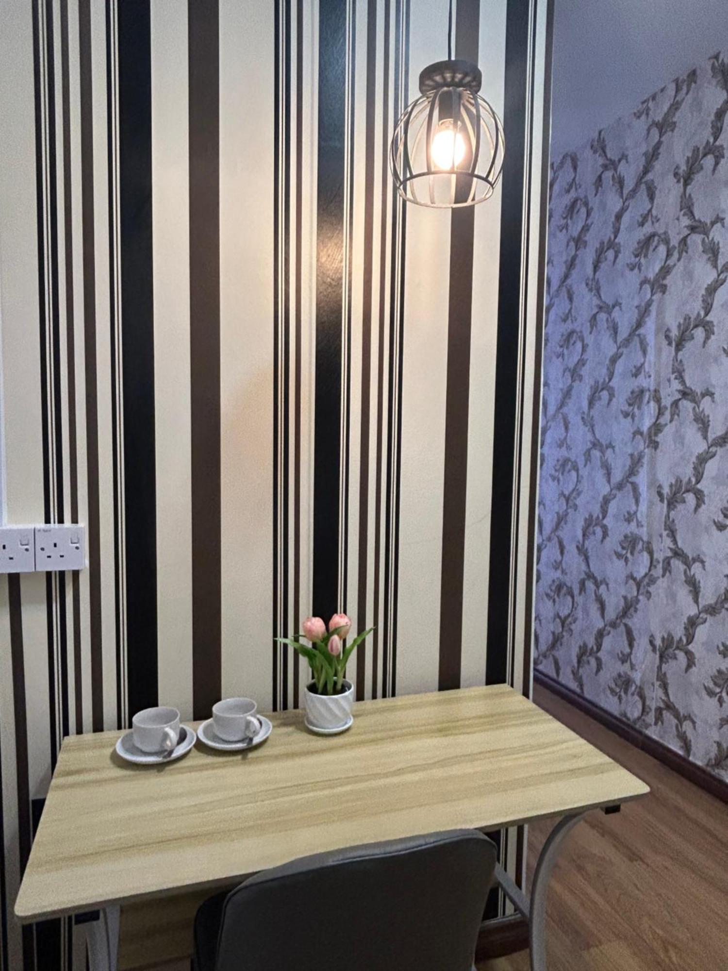 Roxy Apartment Кучинг Экстерьер фото