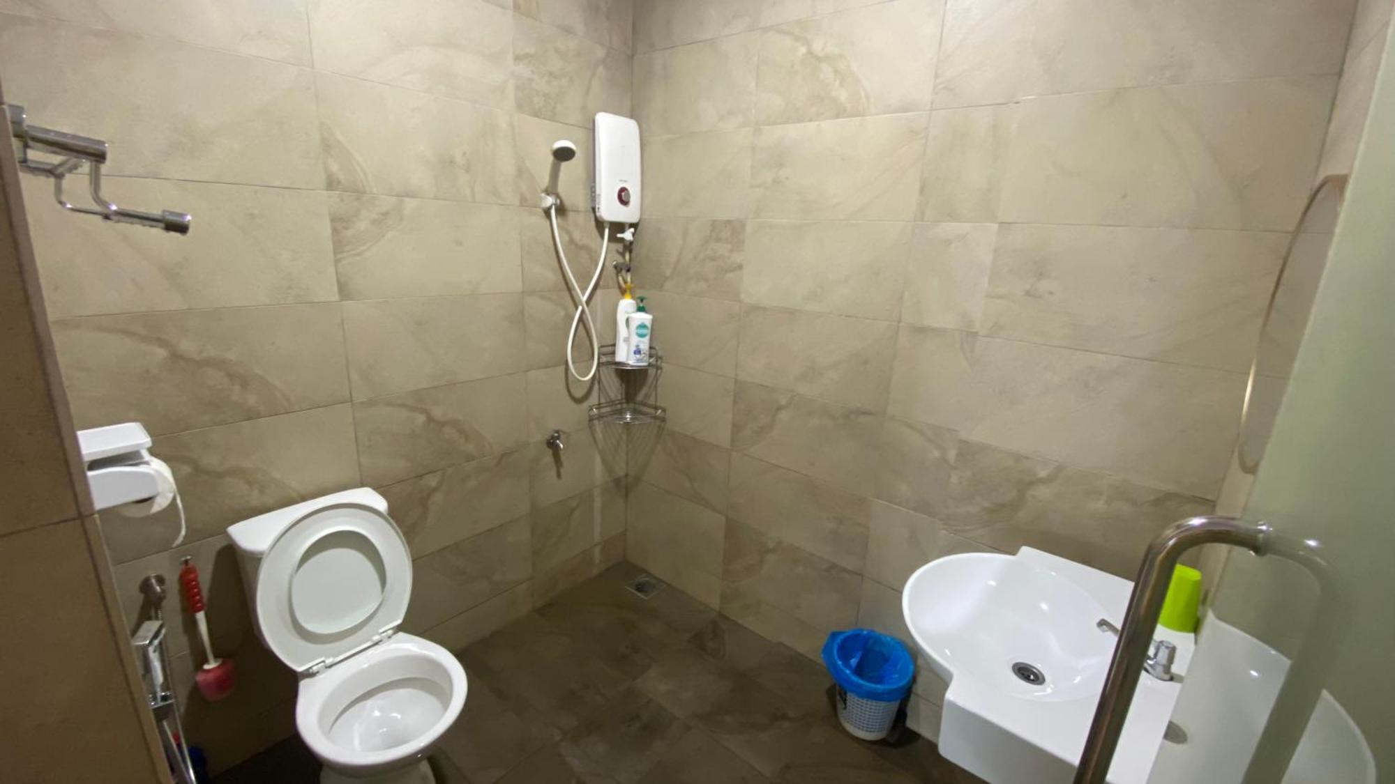 Roxy Apartment Кучинг Экстерьер фото