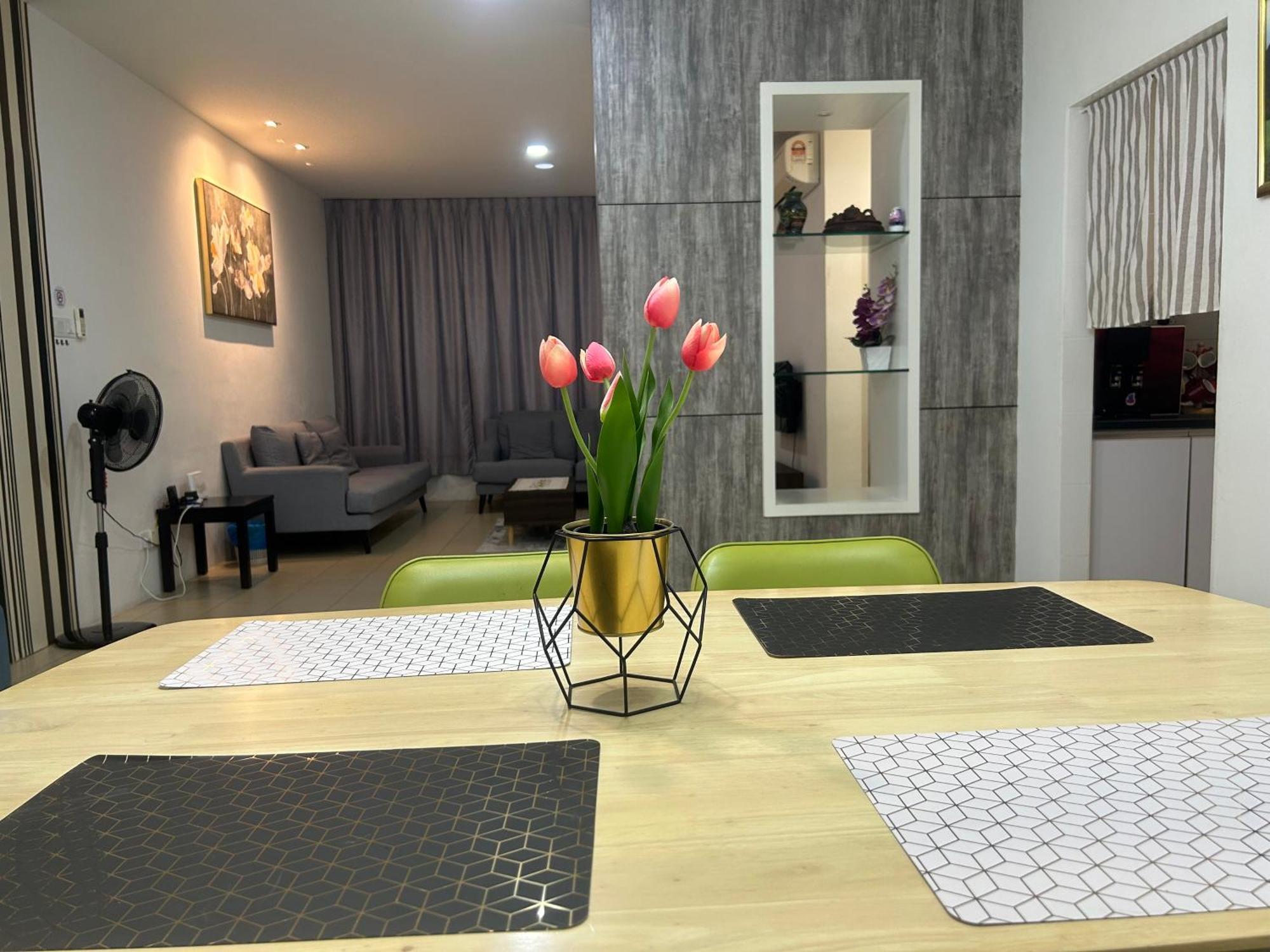 Roxy Apartment Кучинг Экстерьер фото