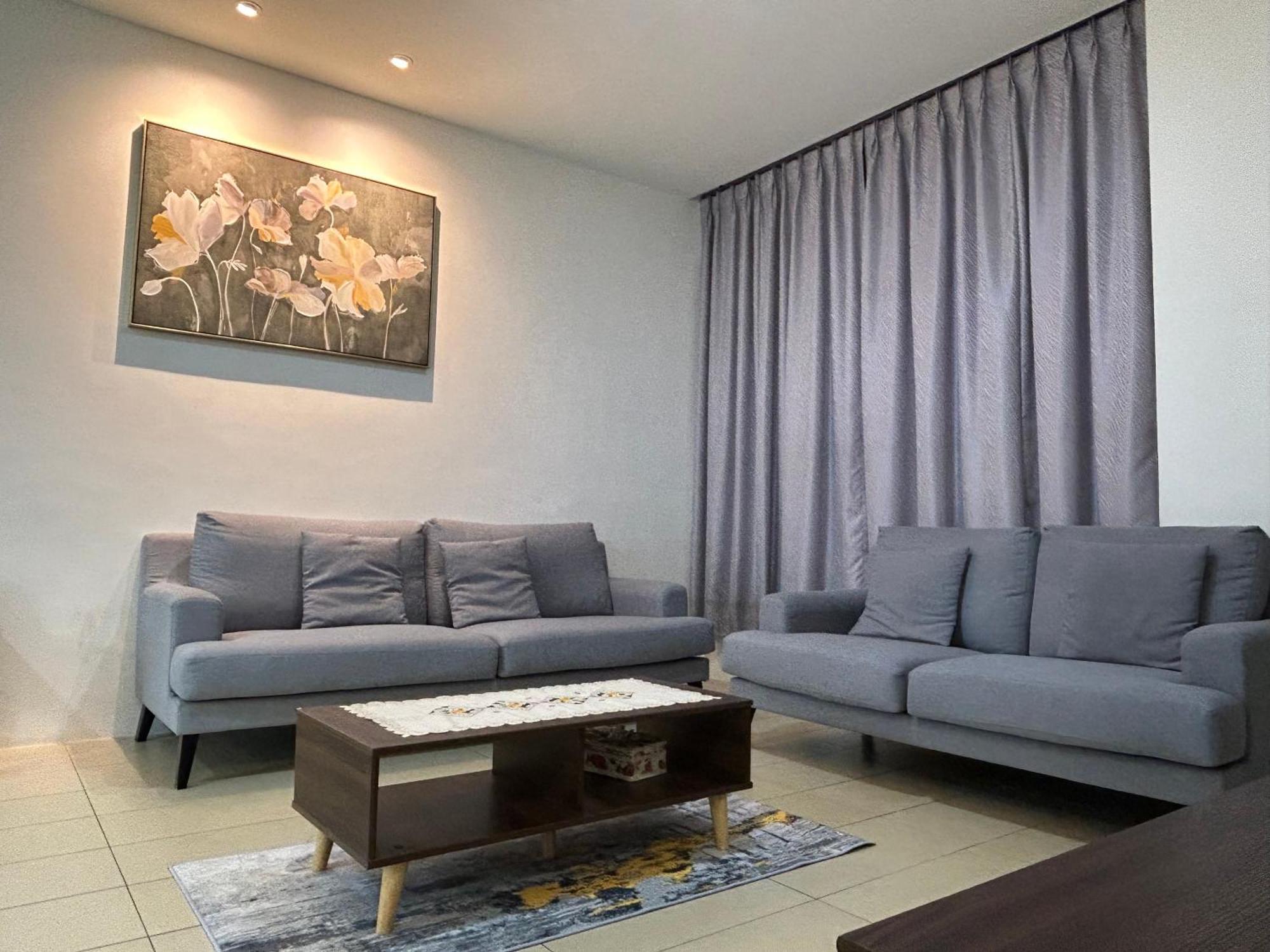 Roxy Apartment Кучинг Экстерьер фото