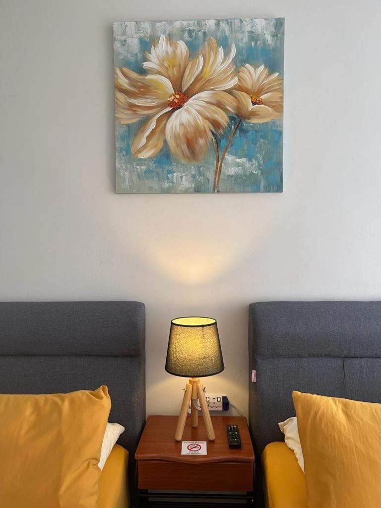 Roxy Apartment Кучинг Экстерьер фото